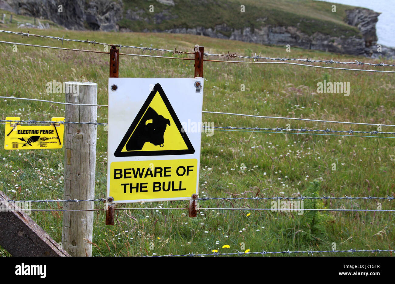 Fate attenzione al segno di Bull e recinzioni elettriche in Irlanda Foto Stock