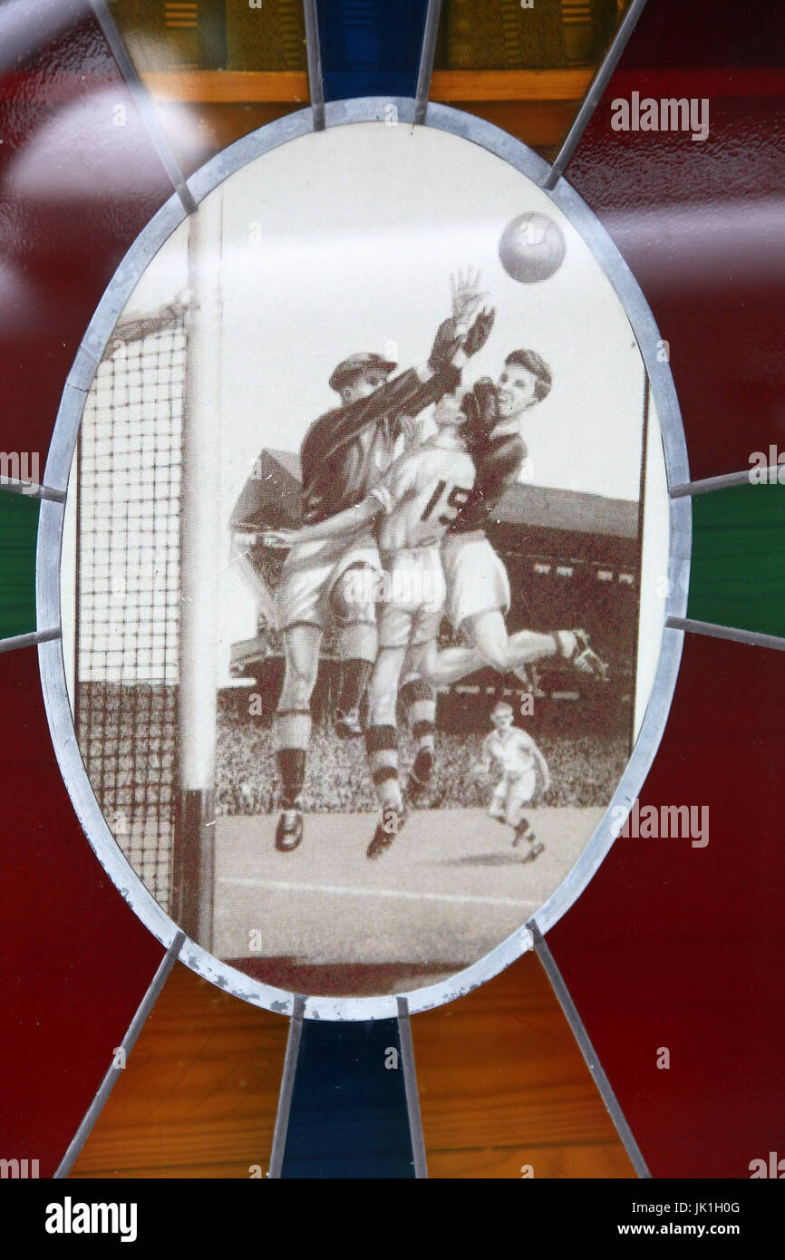 Calcio gaelico rappresentata in una finestra di pub Foto Stock