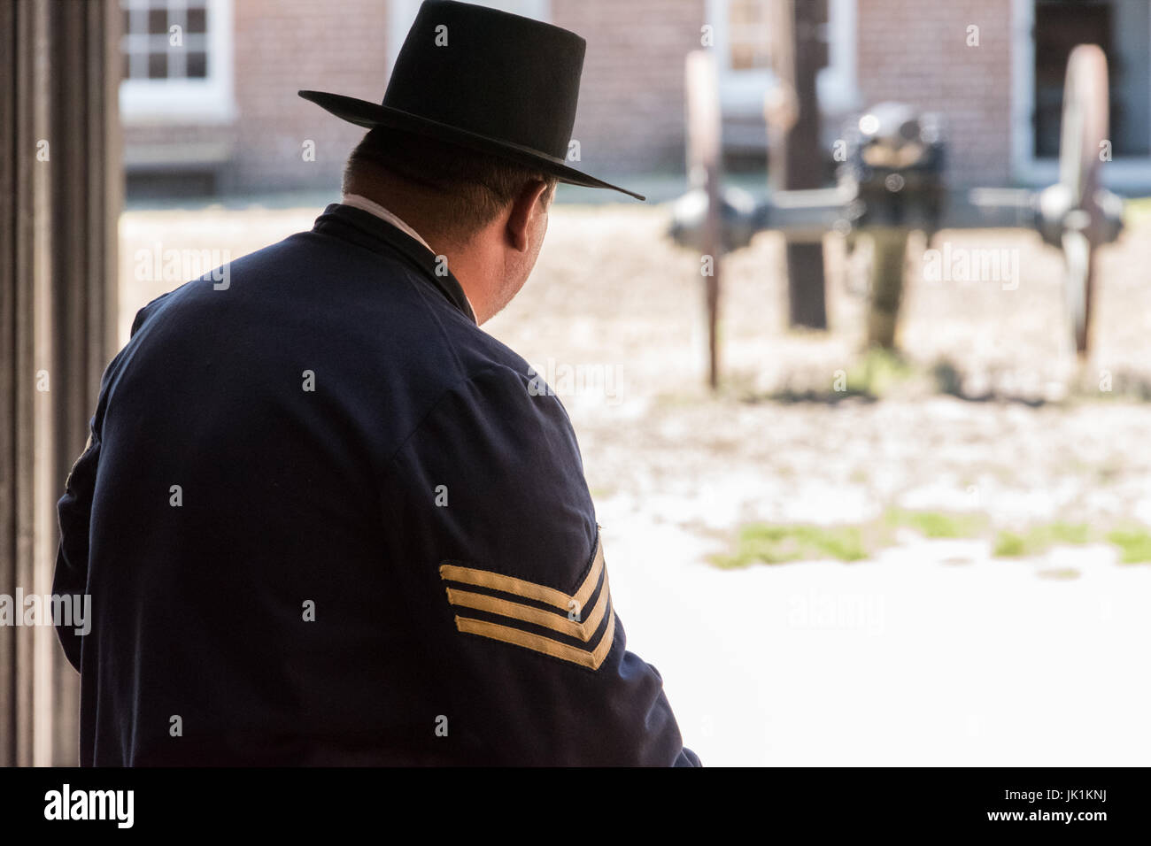 Union Army reenactor guarda un cannone nel cortile della storica del XIX secolo Fort Clinch su Amelia Island in Fernandina Beach, Florida. (USA) Foto Stock