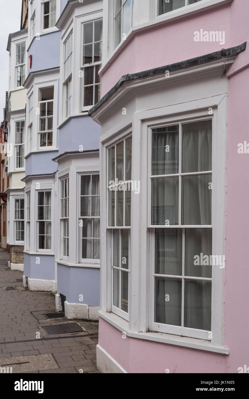 Color pastello Bay windows nelle case di Holywell Street, Oxford, Inghilterra, Regno Unito. Foto Stock