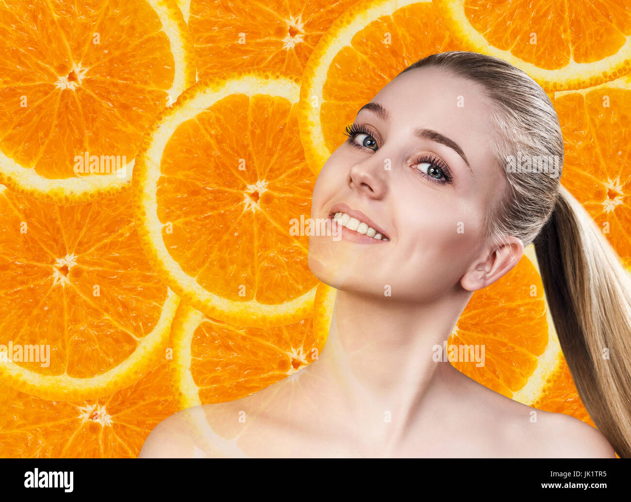 Giovane donna su orange fette di frutta dello sfondo. Foto Stock
