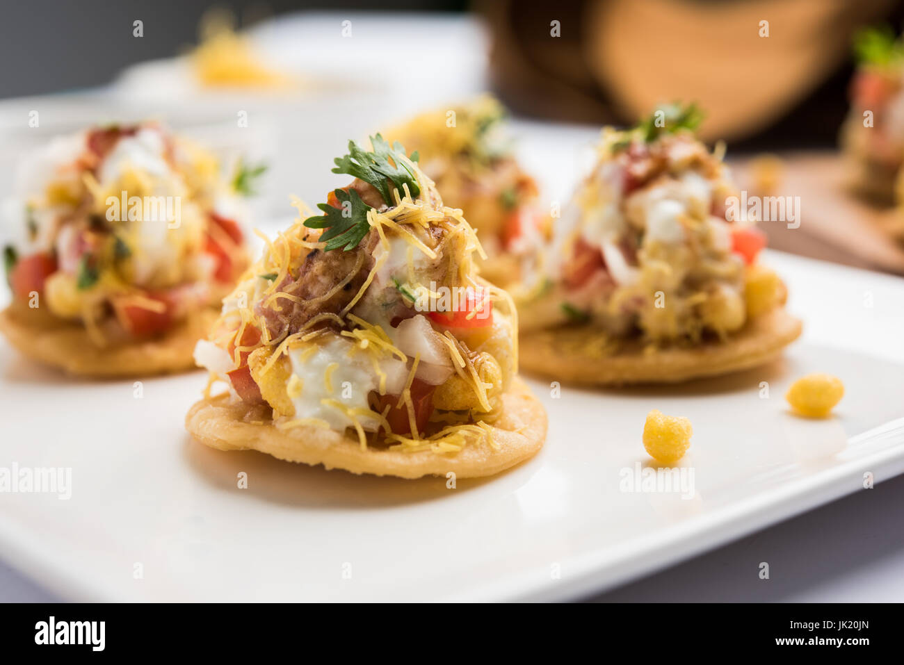 Sev Btata Puri / sev puri / papdi chat - popolare snack indiano voce - Indian street food, il fuoco selettivo Foto Stock