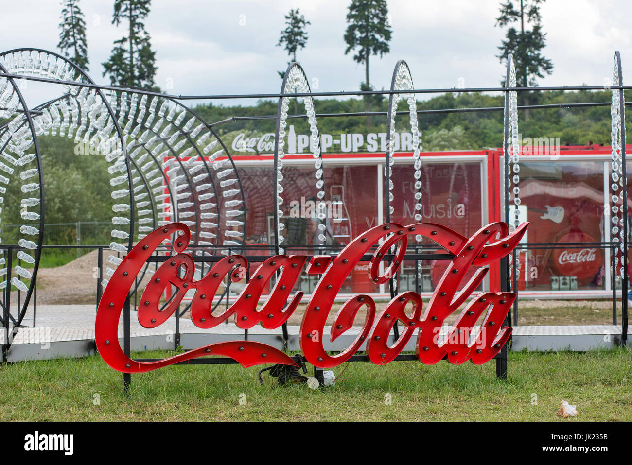 BONTIDA, Romania - 13 luglio 2017: Vuoto Coca Cola bottiglie sono disposte in una forma a Castello elettrico festival Foto Stock