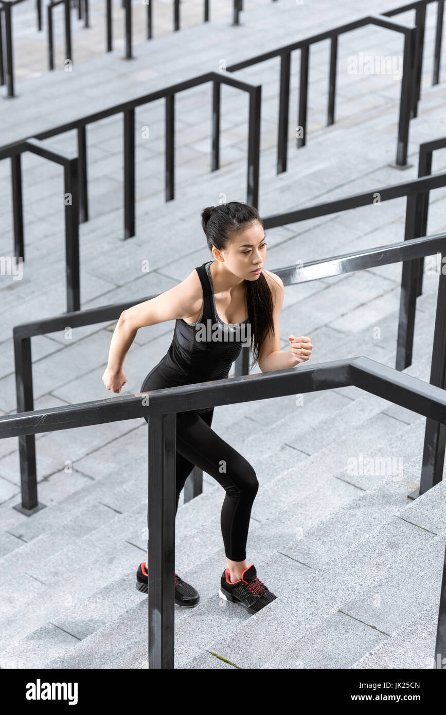 Atletica Giovane donna fitness abbigliamento sportivo in formazione su scale stadium Foto Stock