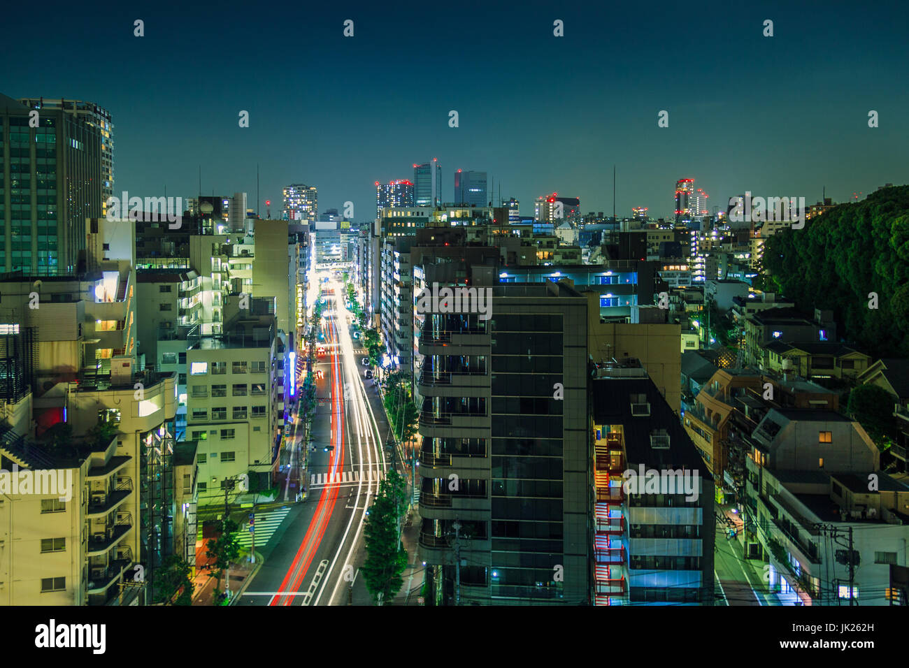 Paesaggio urbano di Tokyo di notte, vicino a Gotanda Foto Stock