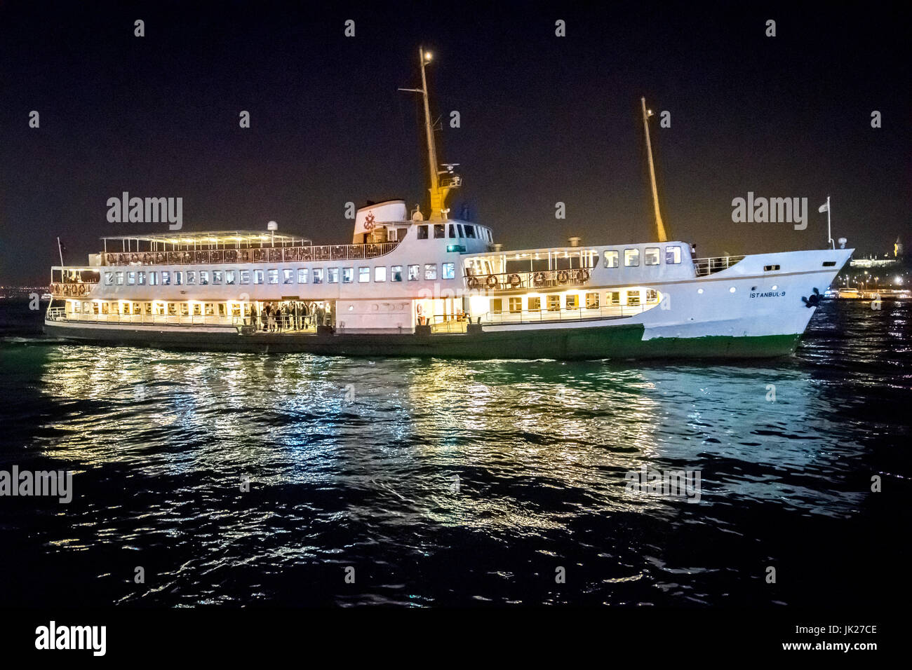 Una nave passando attraverso lo stretto del Bosforo, una via navigabile internazionale che separa l'Europa e Asia. Foto Stock