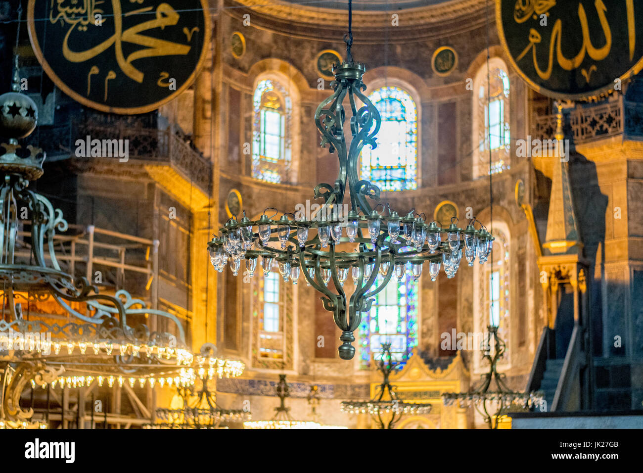 Lampadario appeso all'interno dell'Hagia Sophia. Una volta che una basilica cristiana e una moschea imperiale, la Hagia Sophia è ora un museo dello spazio in è Foto Stock