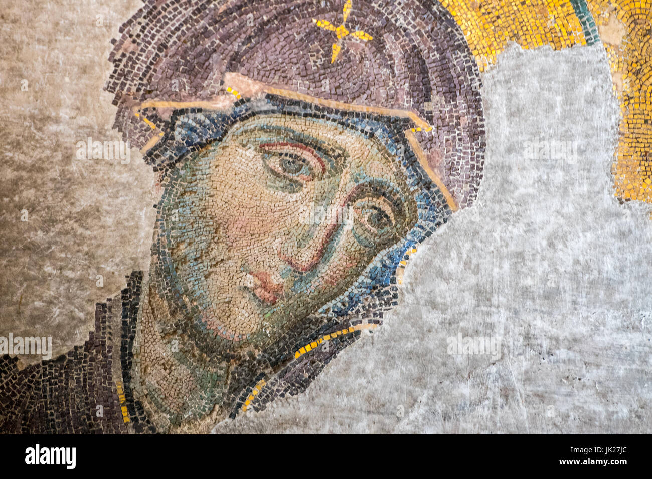 Close up dettaglio del De'sè il mosaico, che offre a Cristo nella preghiera e portante un libro, situato nella galleria superiore dell'Hagia Sophia in Istanbu Foto Stock