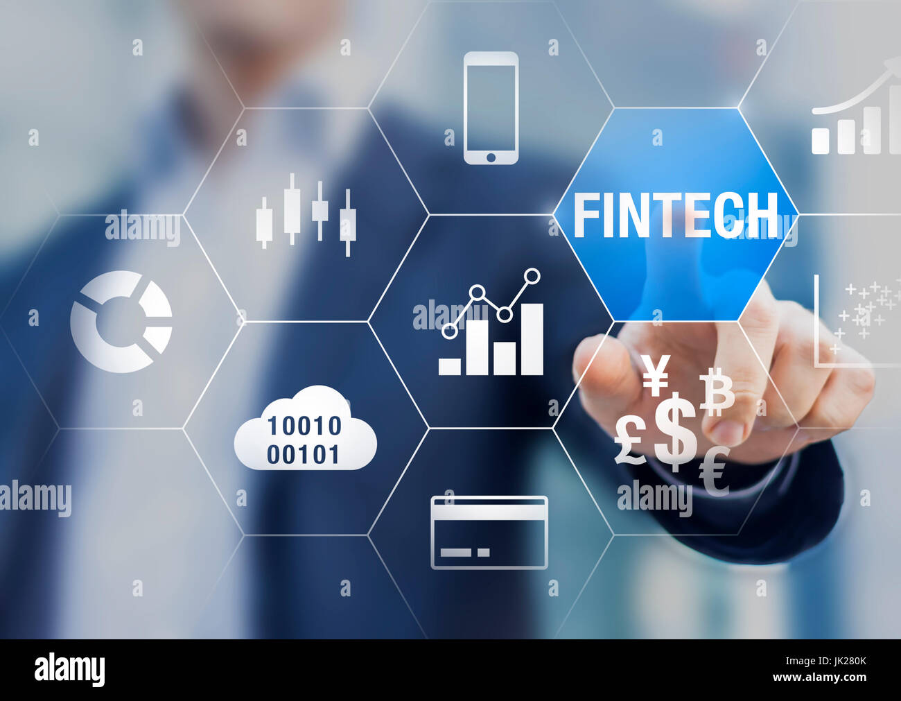 Imprenditore utilizzando fintech (financial technology) collegato con le icone di business intelligence (BI) grafici, cloud computing, le valute di pagamento con b Foto Stock