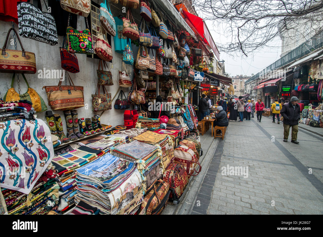 Borse e arazzi in vendita presso il Grand Bazaar a Istanbul, Turchia. Foto Stock