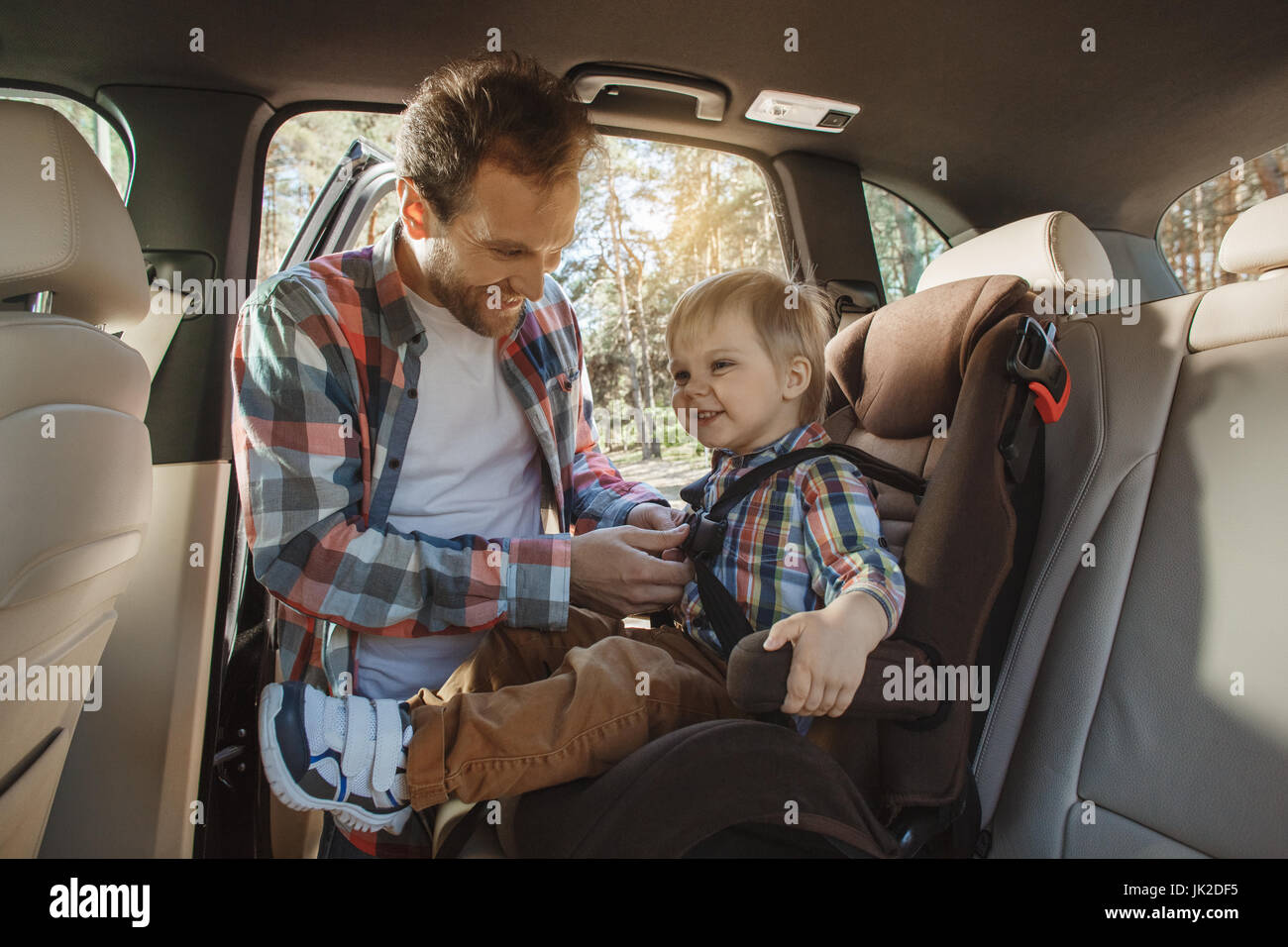 Viaggiare in auto famiglia ride insieme la sicurezza bambini Foto Stock