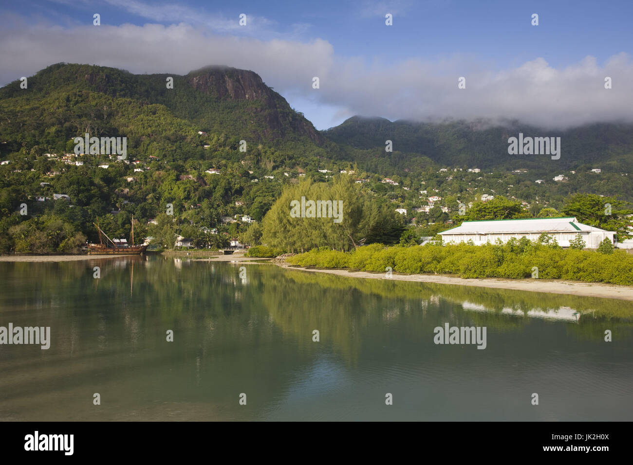 Seychelles, Isola di Mahe, Victoria, vista città dal porto Foto Stock