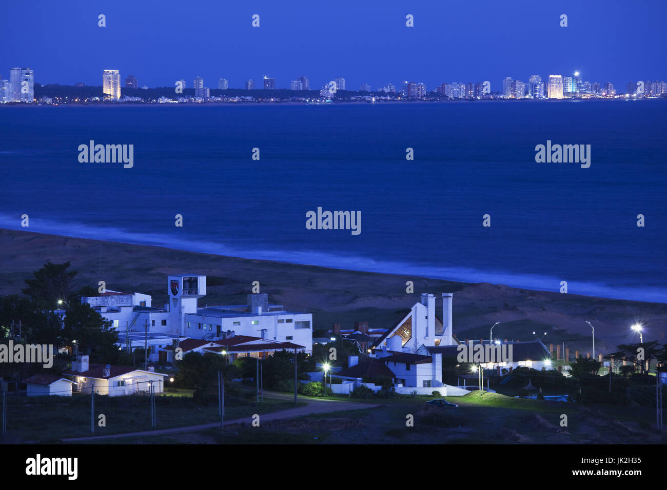 Uruguay, Punta del Este area, Punta Ballena, complesso turistico dal Rio de la Plata e Punta skyline, sera Foto Stock