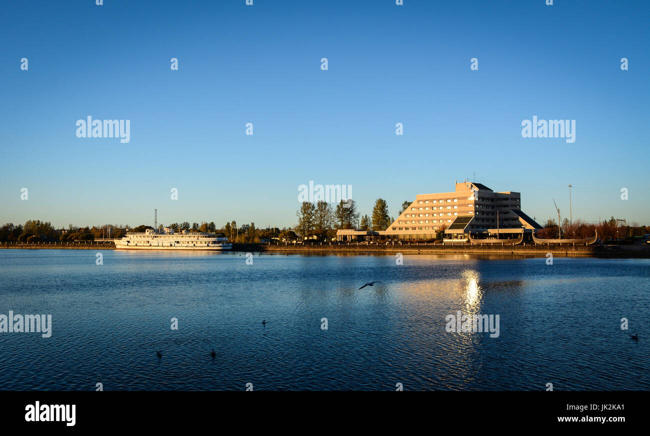 Vyborg, Russia - Ott 5, 2016. Paesaggio lacustre al tramonto in Vyborg, Russia. Vyborg è 174km a nord-ovest di San Pietroburgo e a soli 30km dal finlandese Foto Stock