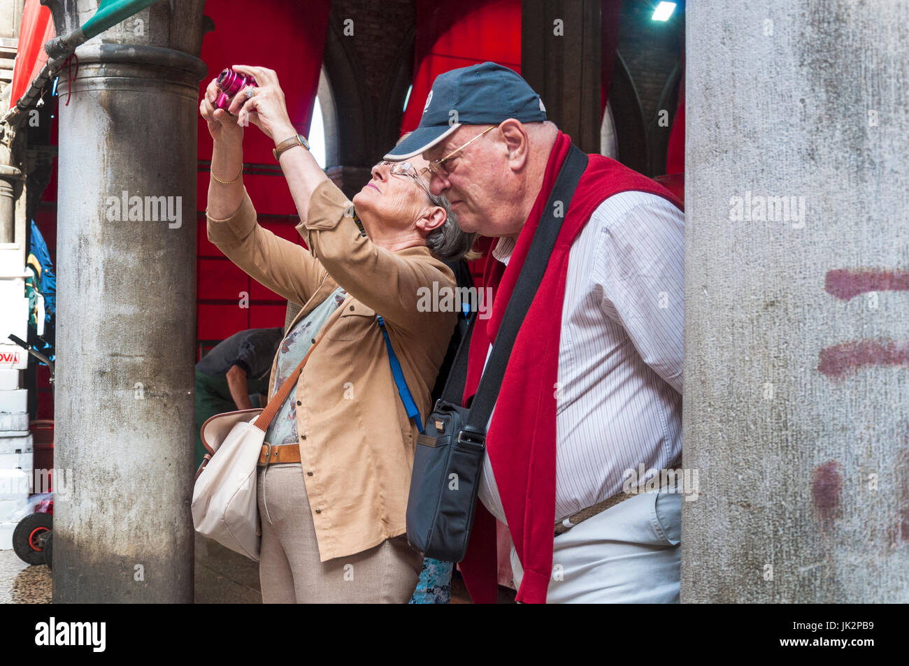 Turista prende una fotografia digitale al mercato di Rialto di Venezia Italia Foto Stock