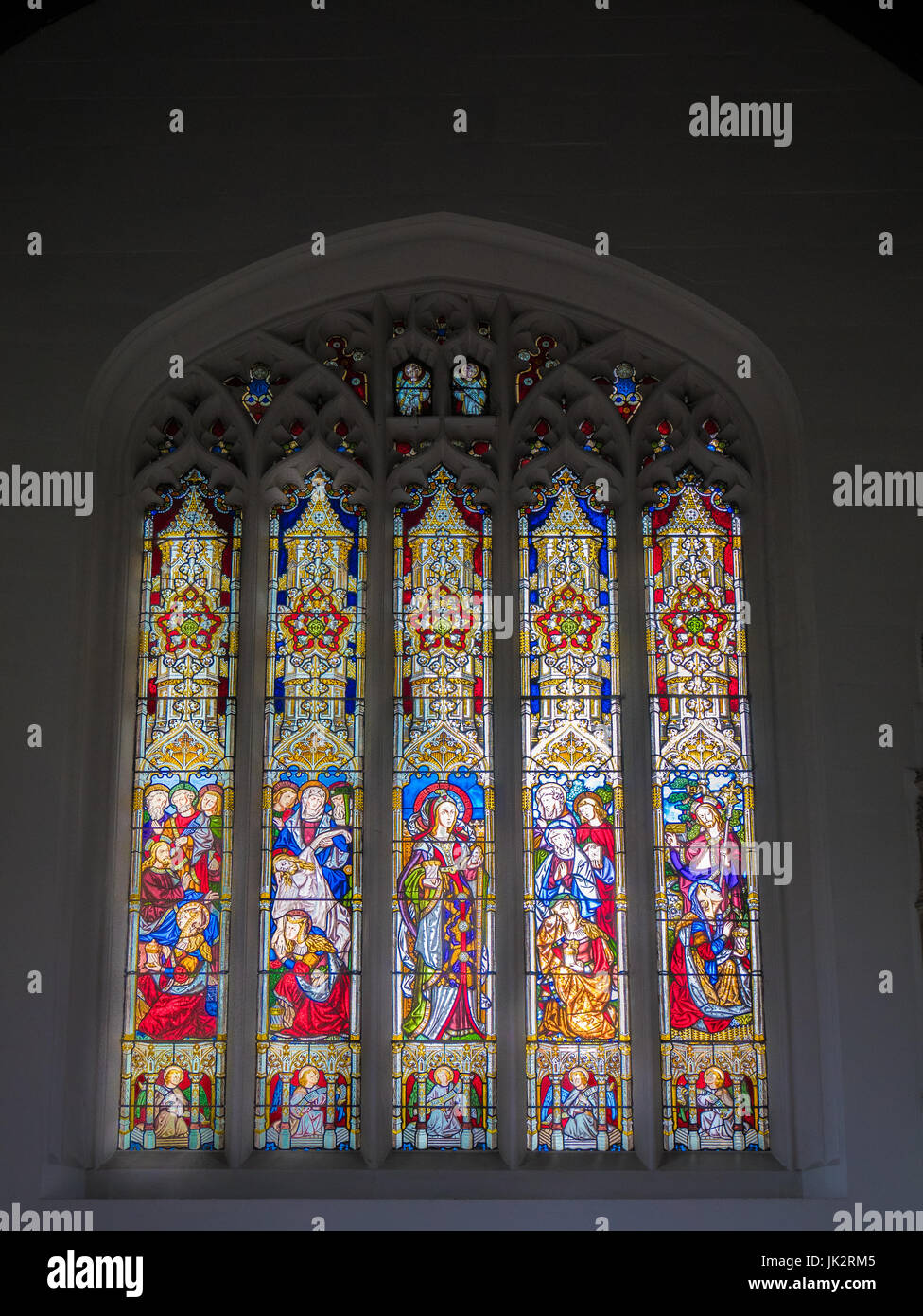 Incidenti da i vangeli riguardanti Maria Maddalena su una finestra di vetro colorato all'estremità est della cappella presso il St Mary Magdalene College dell'univer Foto Stock