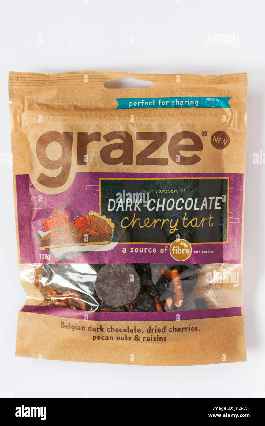 Pacchetto di pascolare la nostra versione di cioccolato fondente cherry tart una fonte di fibre per porzione - belga di cioccolato fondente, le ciliegie secche, di noci pecan e uvetta Foto Stock