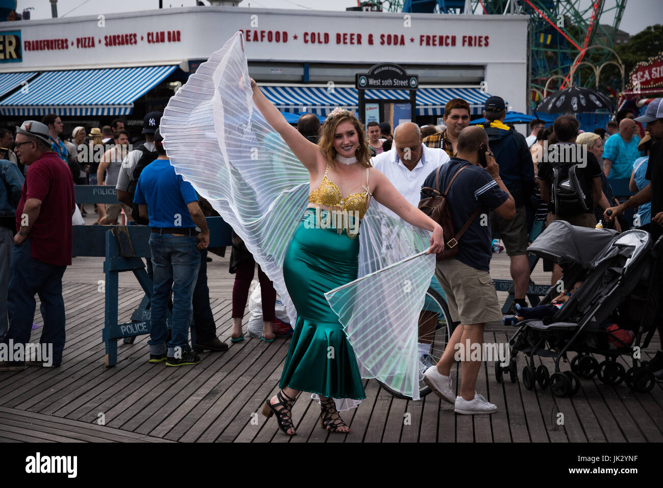 NEW YORK CITY - Giugno 17, 2017: Donna medicazione come mermaid durante la trentacinquesima edizione annuale di Mermaid Parade di Coney Island. Foto Stock