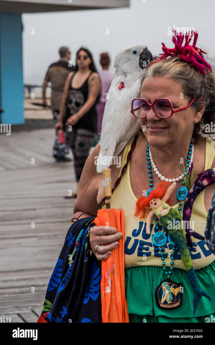 NEW YORK CITY - Giugno 17, 2017: un partecipante alla moda con un parot sulla sua spalla durante la trentacinquesima edizione annuale di Mermaid Parade di Coney Island. Foto Stock