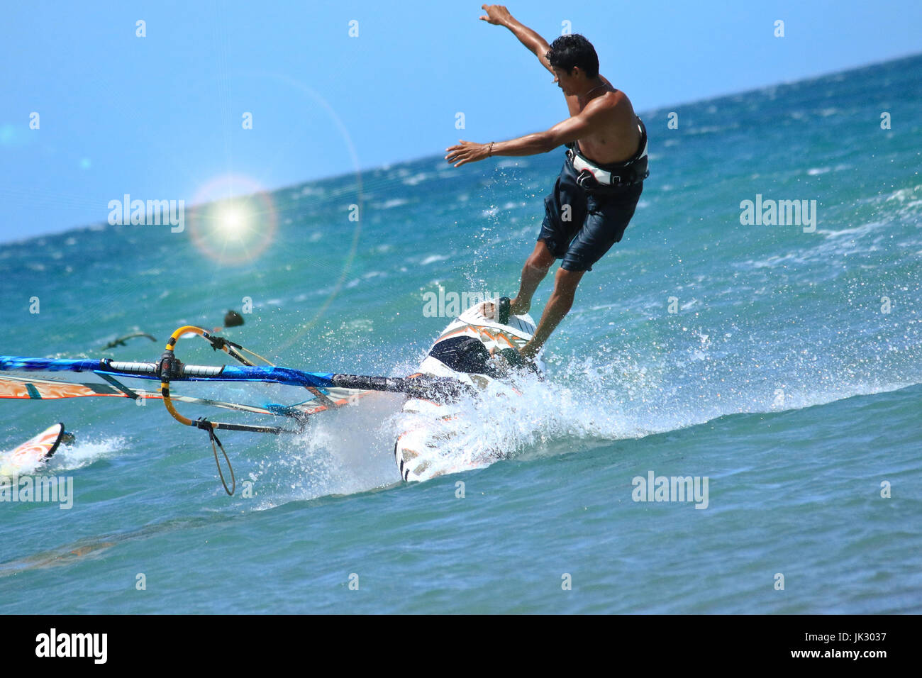 Windsurfer latina è caduta verso il basso durante la sua formazione a casa spot Foto Stock
