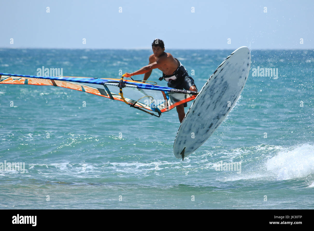 Windsurfer latina è la formazione nella sua casa spot Foto Stock