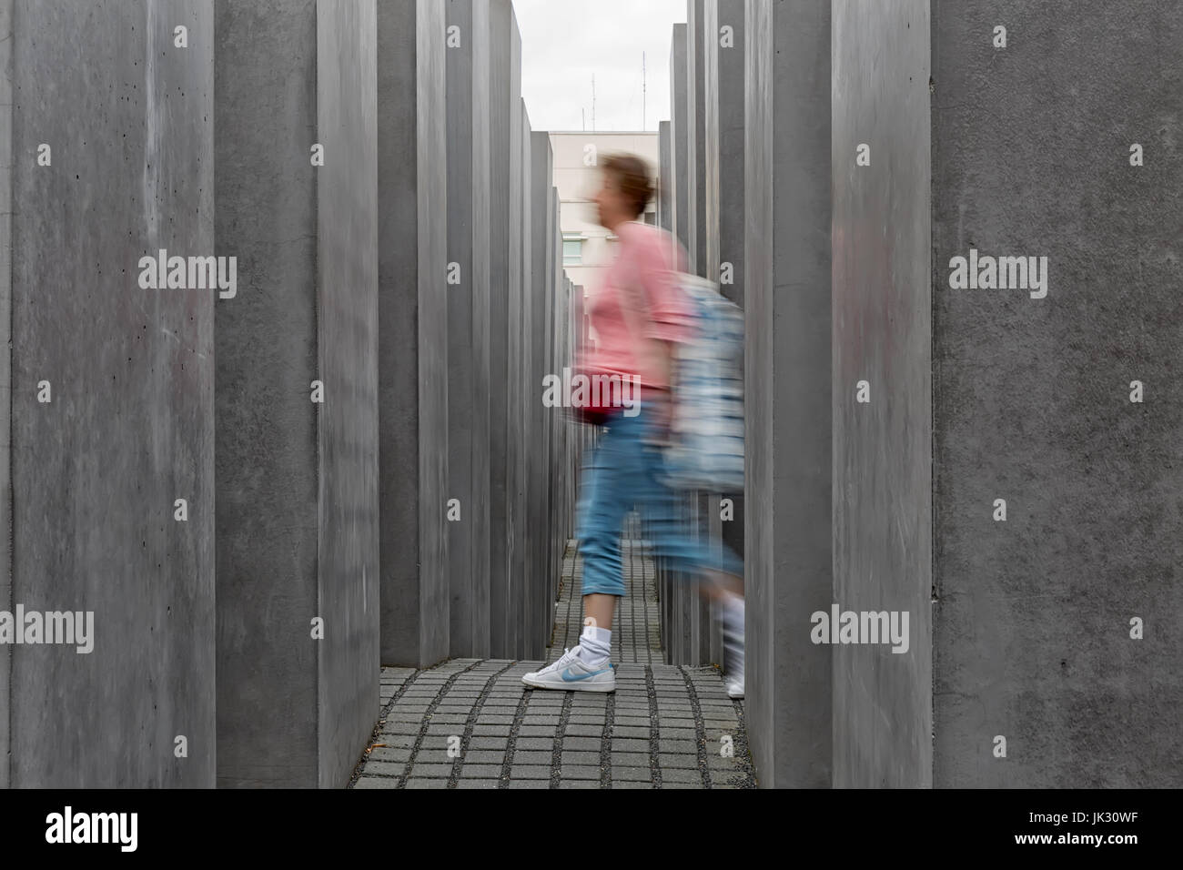 Berlino, Germania - Luglio 2015: Donna che cammina nel memoriale al assassinato ebrei d'Europa, noto anche come il Memoriale dell'Olocausto (tedesco: Holocaust-Mah Foto Stock