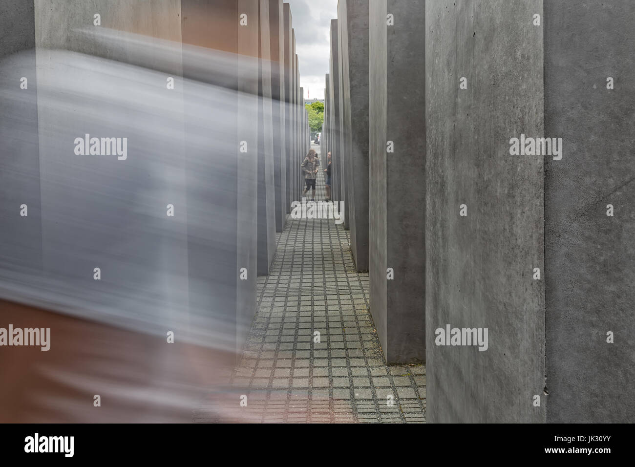 Berlino, Germania - Luglio 2015: Donna che cammina nel memoriale al assassinato ebrei d'Europa, noto anche come il Memoriale dell'Olocausto (tedesco: Holocaust-Mah Foto Stock