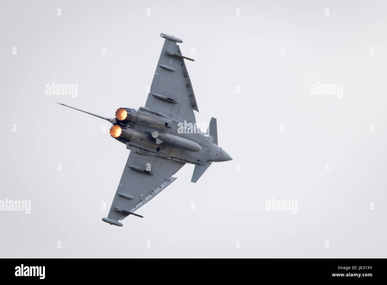 Royal Air Force RAF Euro Fighter Typhoon sull approccio sbarco dopo che il display al Royal International Air Tattoo 2017 RIAT Foto Stock