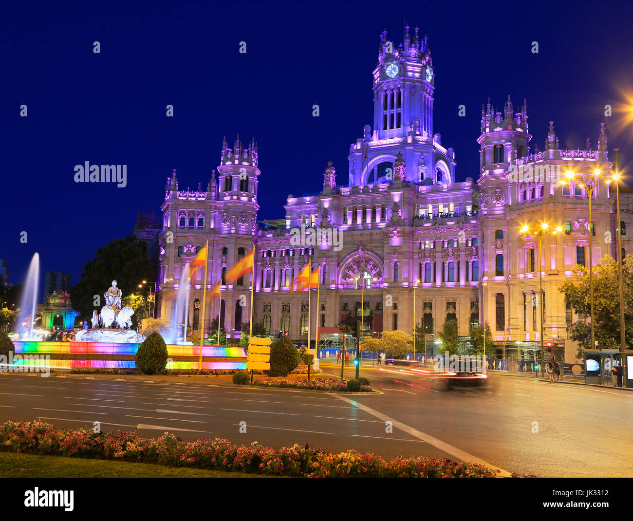 Plaza de Cibeles (Cibele Square) - Central Post Office (Palacio de Comunicaciones), illuminata di notte a Madrid, Spagna Foto Stock