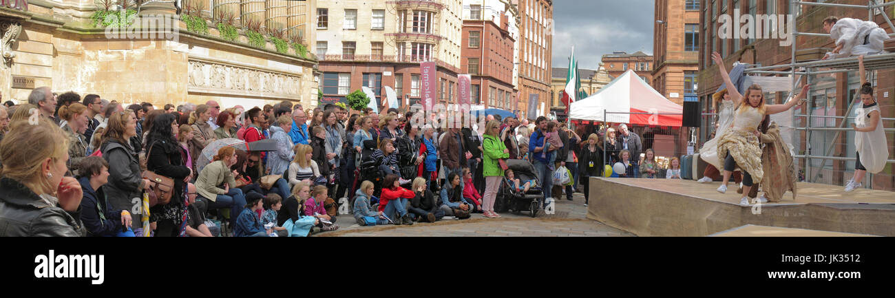 Merchant City festival scene e gli artisti interpreti o esecutori le prestazioni Foto Stock