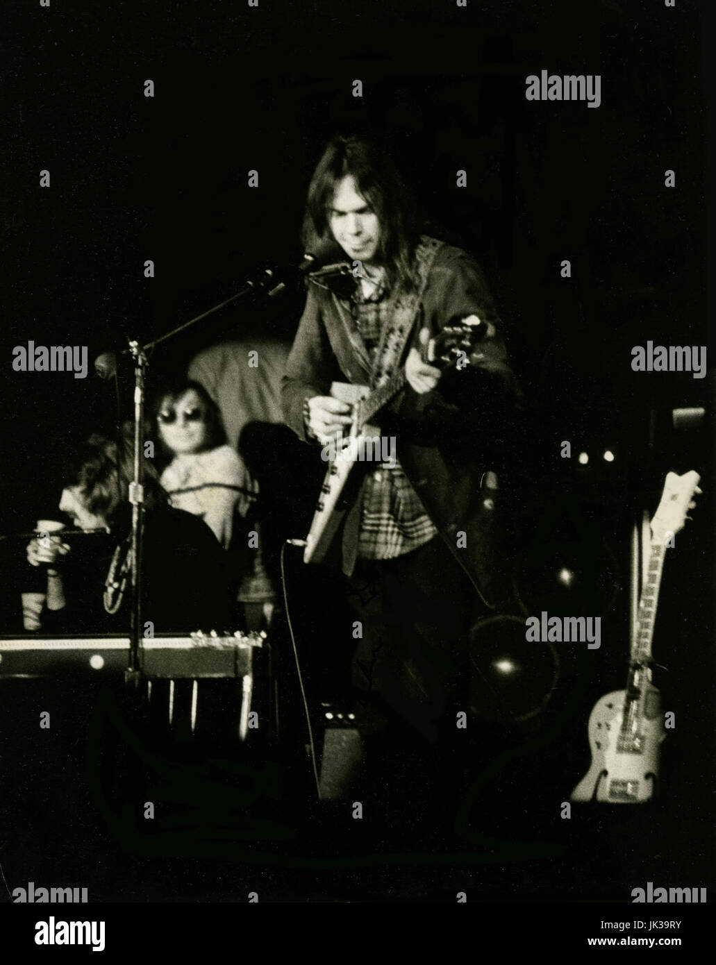 Neil Young in concerto a San Francisco circa nel 1970s a Fillmore West. Foto Stock