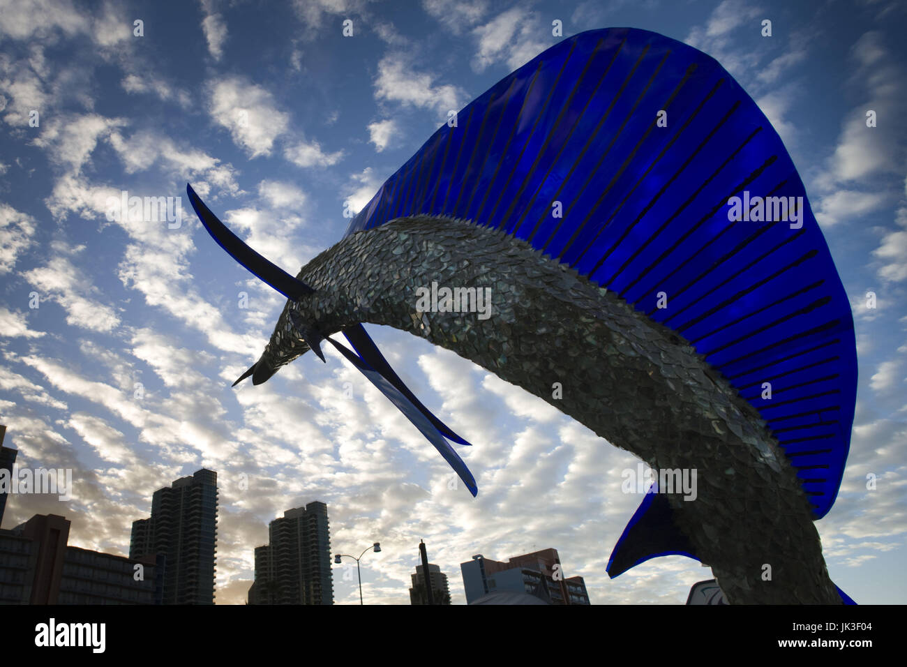 Stati Uniti, California, San Diego, waterfront vista città con pesce marlin scultura, alba Foto Stock