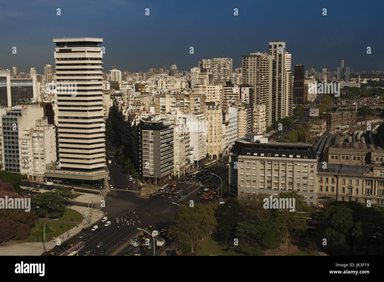 Argentina, Buenos Aires, Parque del Retiro, il traffico su Avenida del Libertador, antenna, mattina Foto Stock