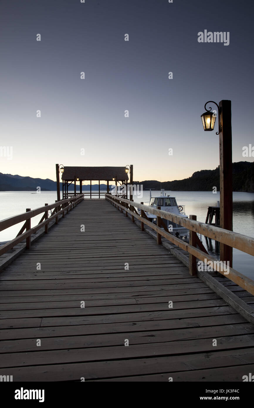 Argentina NEUQUEN Provincia, Lake District, strada dei sette laghi, Villa La Angostura, Lago Nahuel Huapi, Mansa Bay e Pier, alba Foto Stock