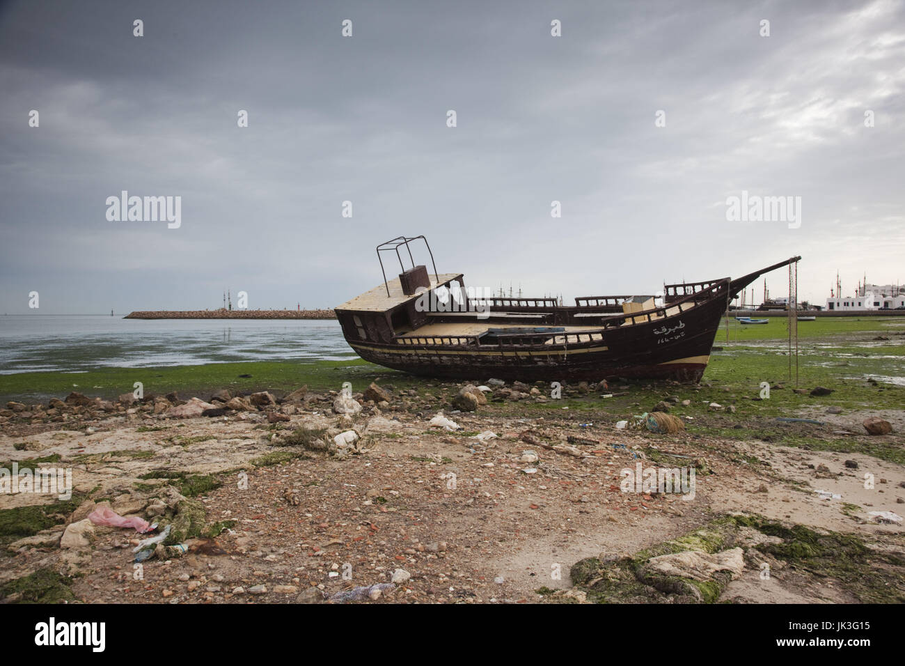 La Tunisia, Jerba Island, Houmt Souk, barche sul lungomare, mattina Foto Stock