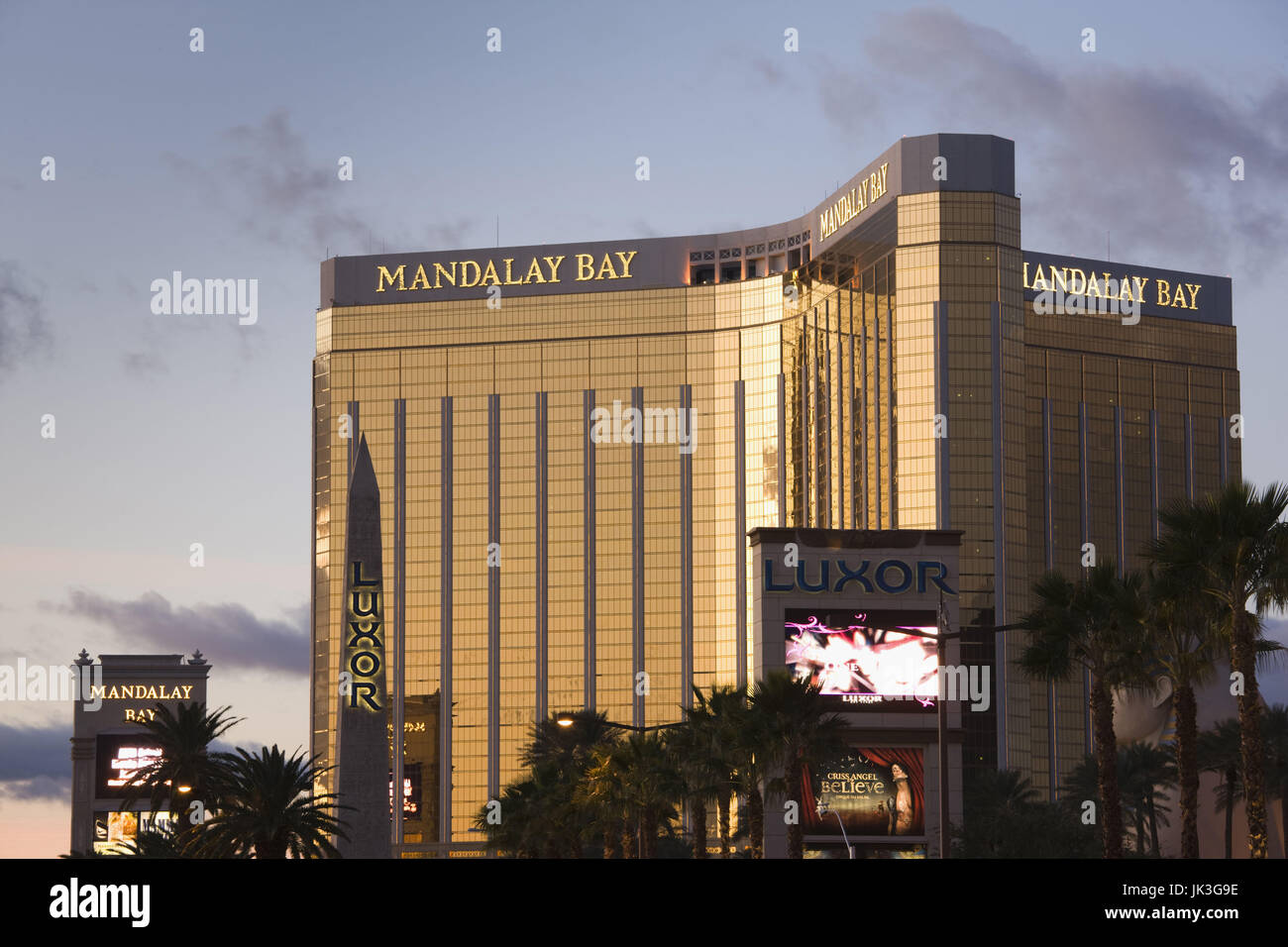 Stati Uniti d'America, Nevada, Las Vegas, Mandalay Bay e il Luxor Hotel Casino, alba Foto Stock