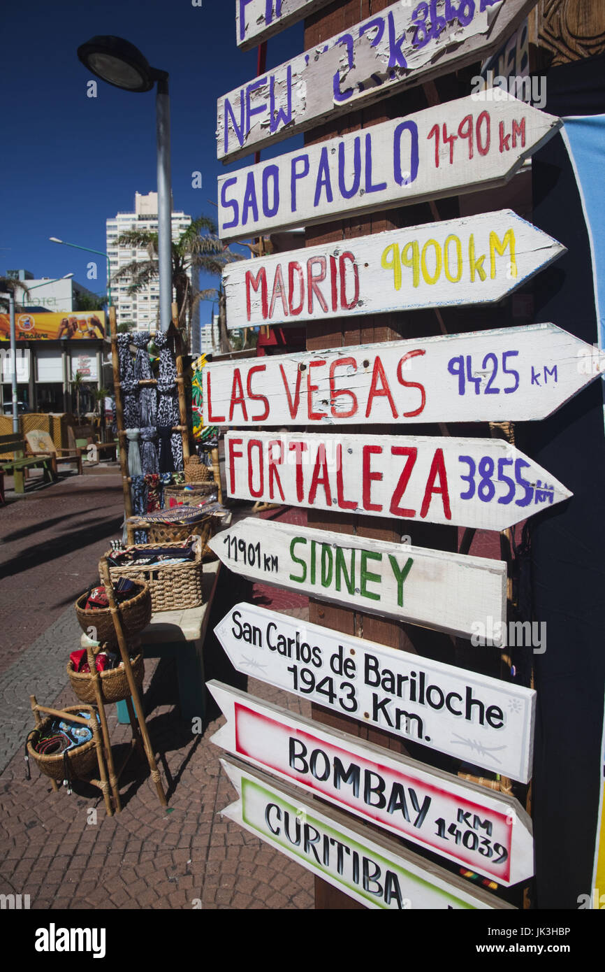 Uruguay, Punta del Este, Avenida Juan Gorlero, segni di distanza Foto Stock