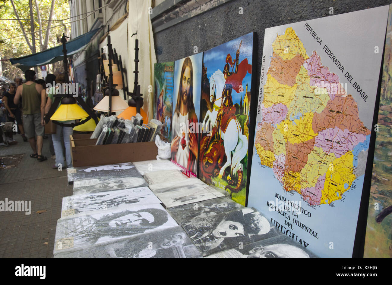 Uruguay, Montevideo, mercato di domenica su Calle Dr Tristan Narvaja, mappa uruguayano Foto Stock