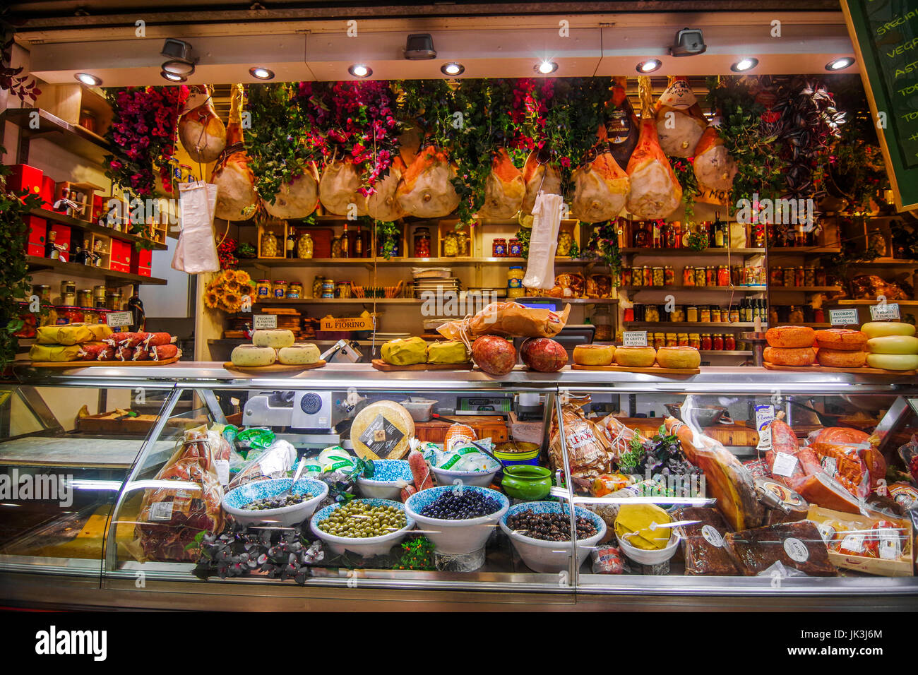 Negozio di gastronomia presso la centrale di mercato alimentare a Firenze  Italia con molte specialità sul display Foto stock - Alamy