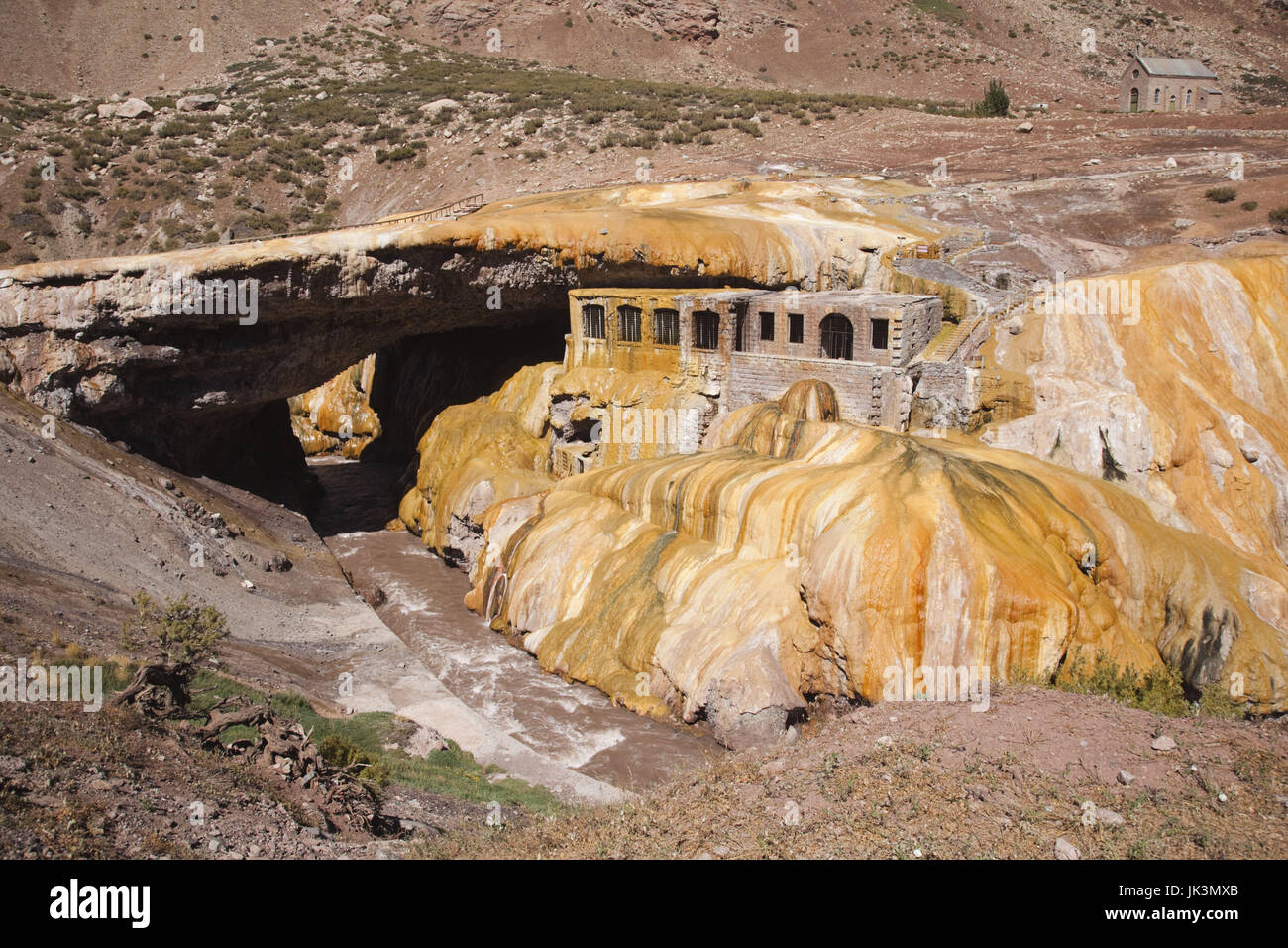 Argentina, provincia di Mendoza, Puente del Inca, antico ponte di pietra sul Rio de las Cuevas river, el. 2720 metri Foto Stock