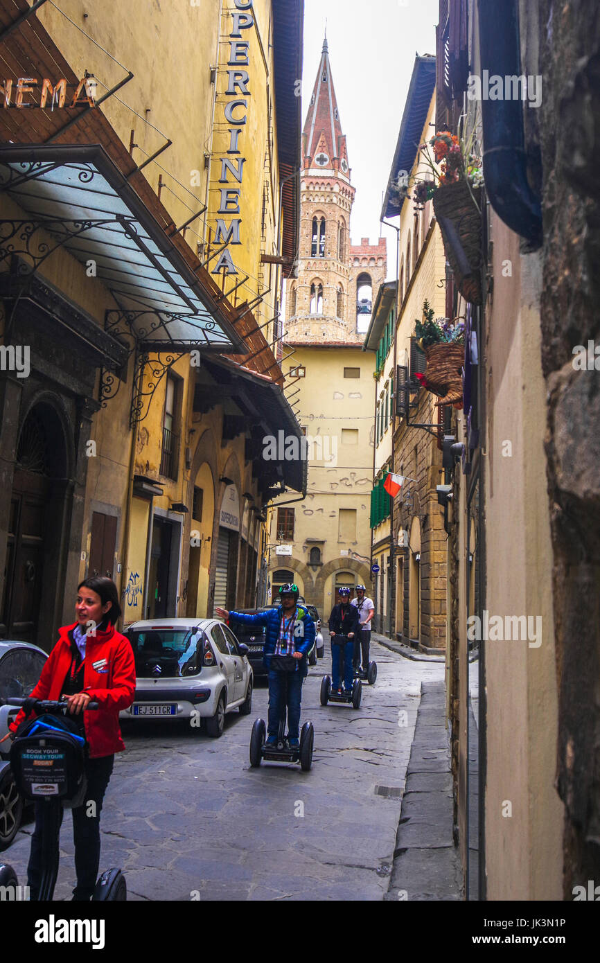 Scene di strada con i turisti in segway da Firenze Toscana Italia Foto Stock
