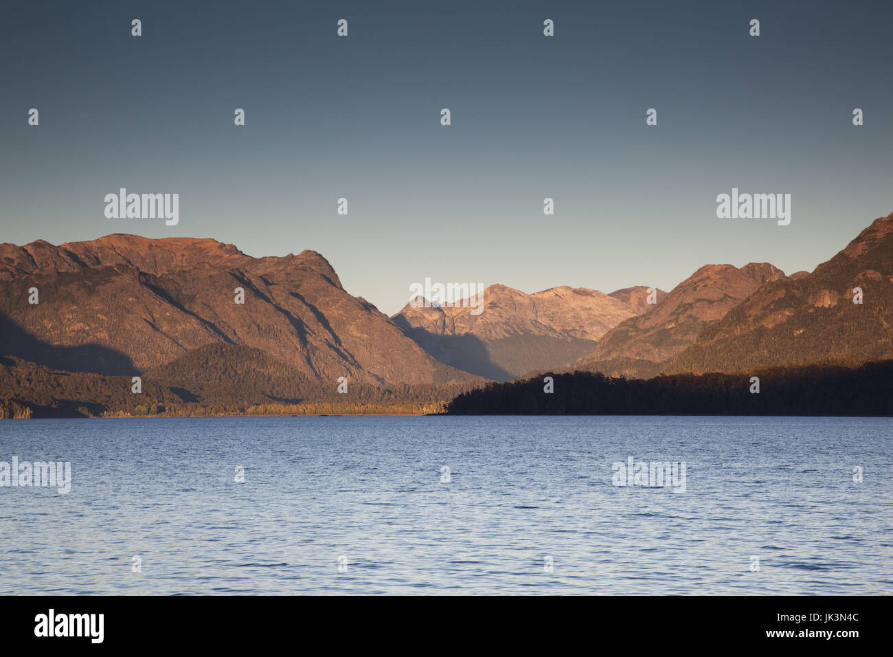 Argentina NEUQUEN Provincia, Lake District, strada dei sette laghi, Villa La Angostura, Lago Nahuel Huapi, Brava Bay, alba Foto Stock
