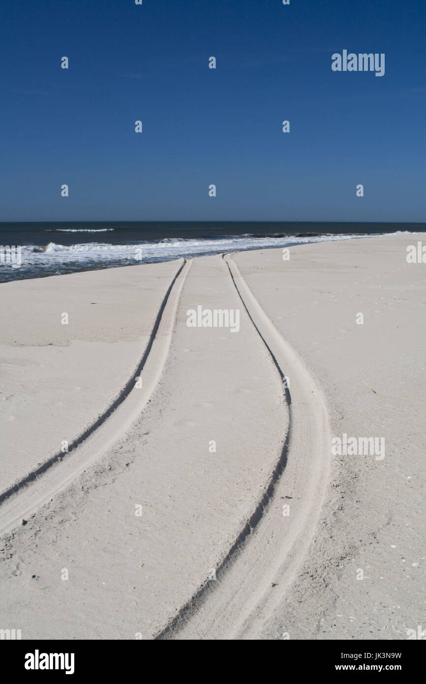 Stati Uniti d'America, New York, Long Island, Il Hamptons, Westhampton Beach, auto tracce nella sabbia Foto Stock