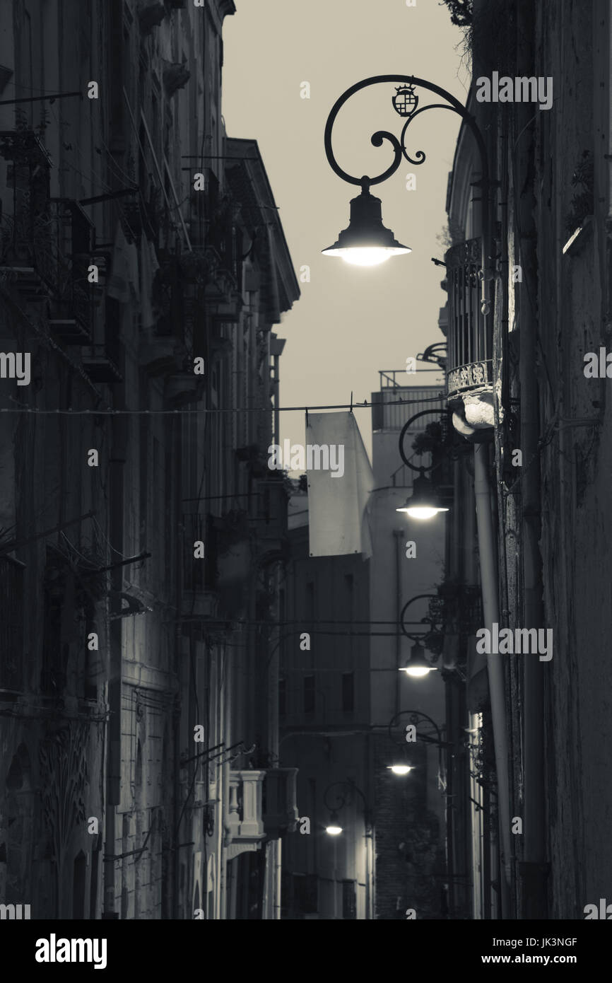 L'Italia, Sardegna, Cagliari, Il Castello Città Vecchia, Via del Genovese, alba Foto Stock