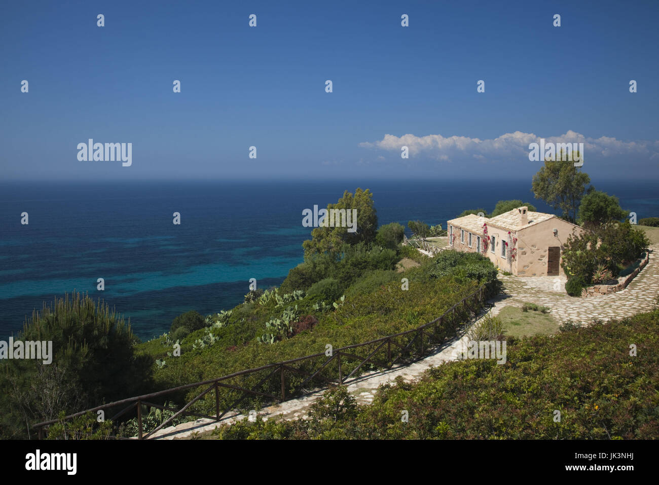 L'Italia, Sardegna, Sarrabus, Capitana, scogliera house Foto Stock