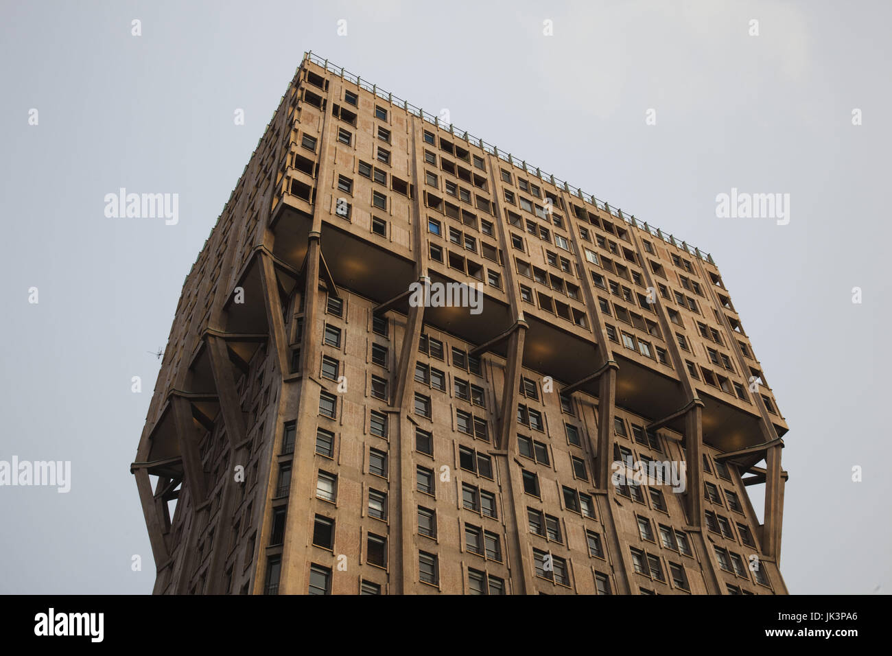 L'Italia, Lombardia, Milano, Torre Velasca tower, b.1954, progettato dagli architetti BBPR Foto Stock