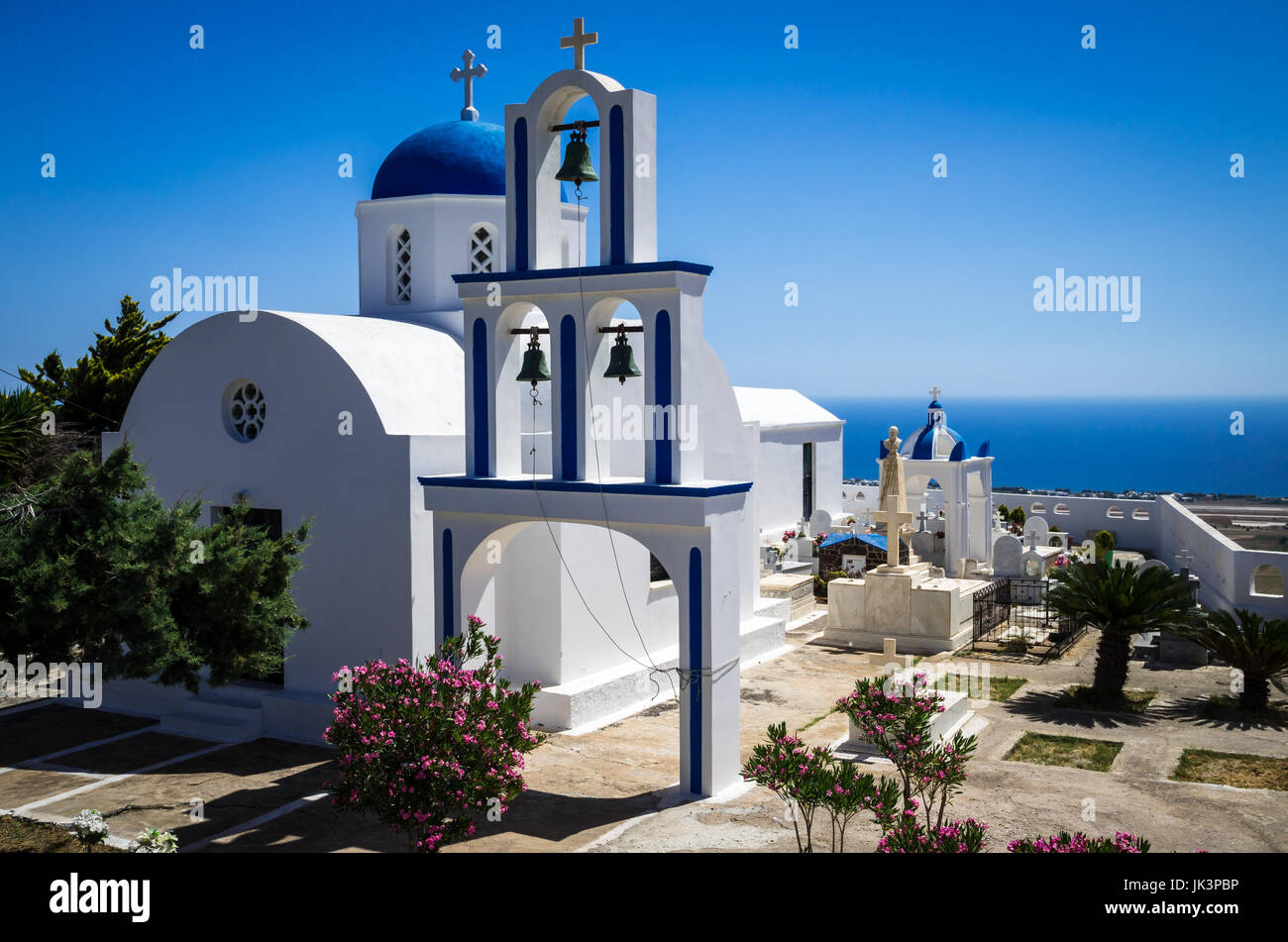 Chiesa Greca sull isola di Santorini, Grecia. Di piccole dimensioni e di colore bianco e blu la Chiesa nelle isole Cicladi Foto Stock