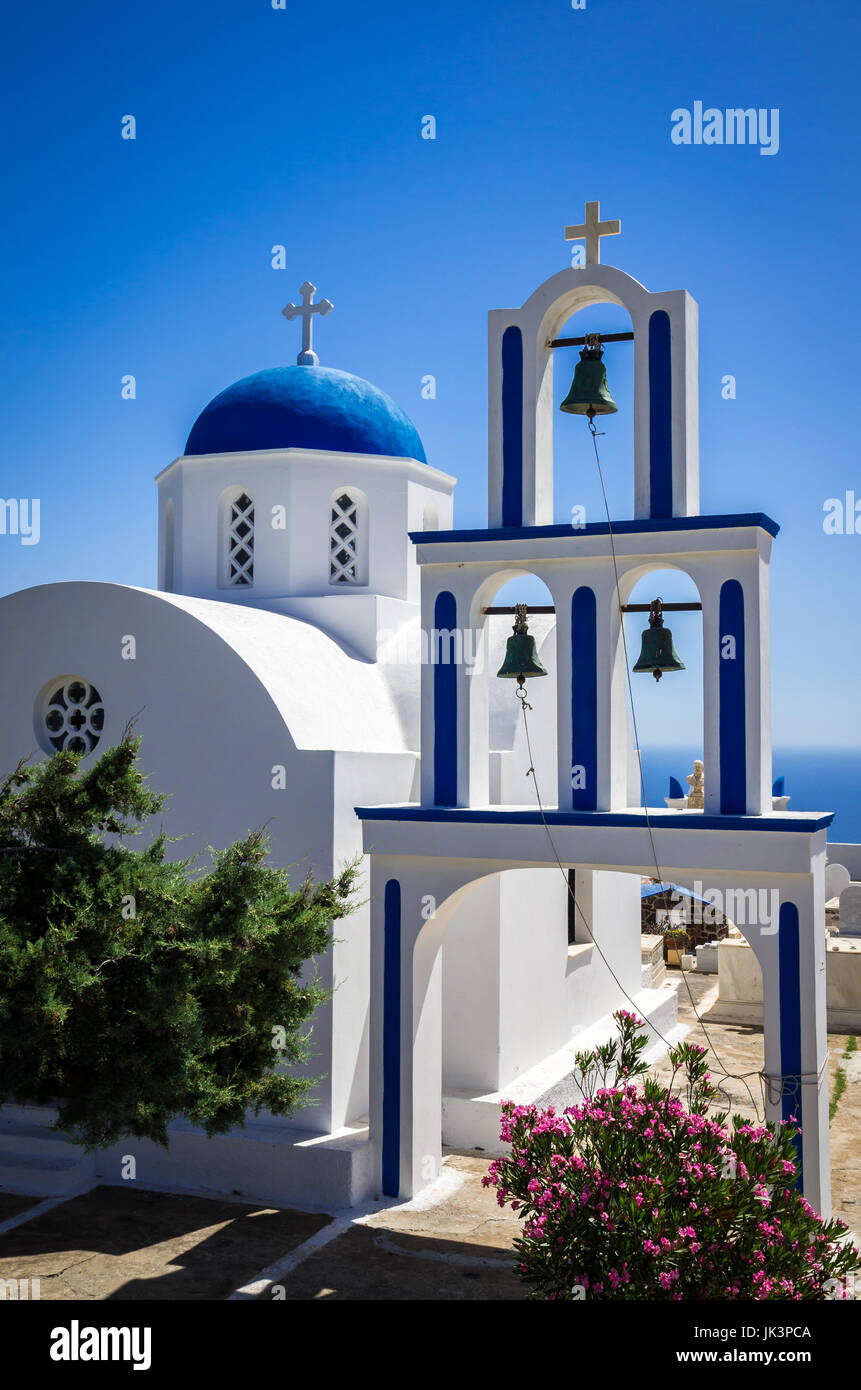Chiesa Greca sull isola di Santorini, Grecia. Di piccole dimensioni e di colore bianco e blu la Chiesa nelle isole Cicladi Foto Stock