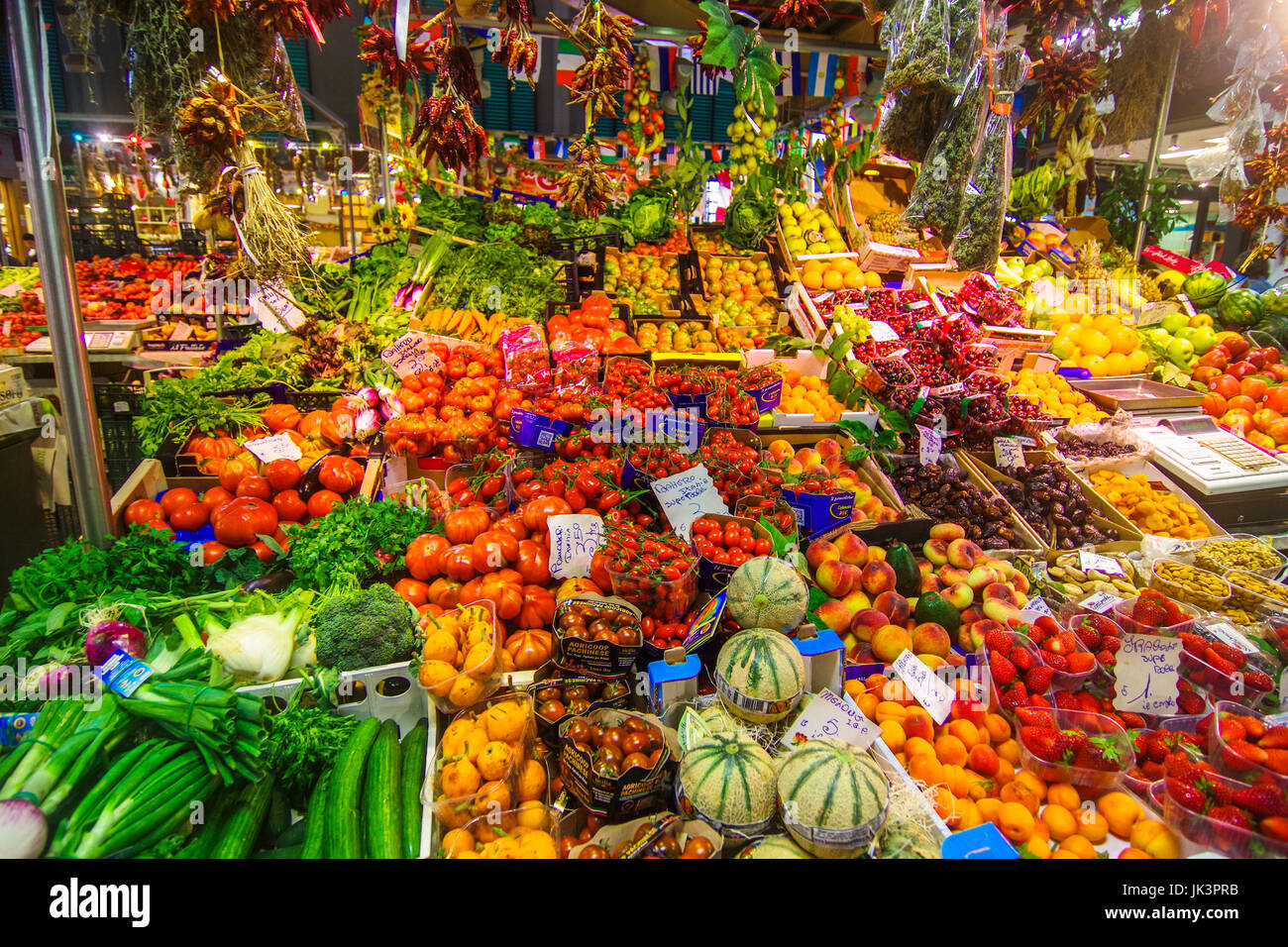 Grande varietà di frutta e verdura in mostra presso il Mercato Centrale di Firenze Italia Foto Stock