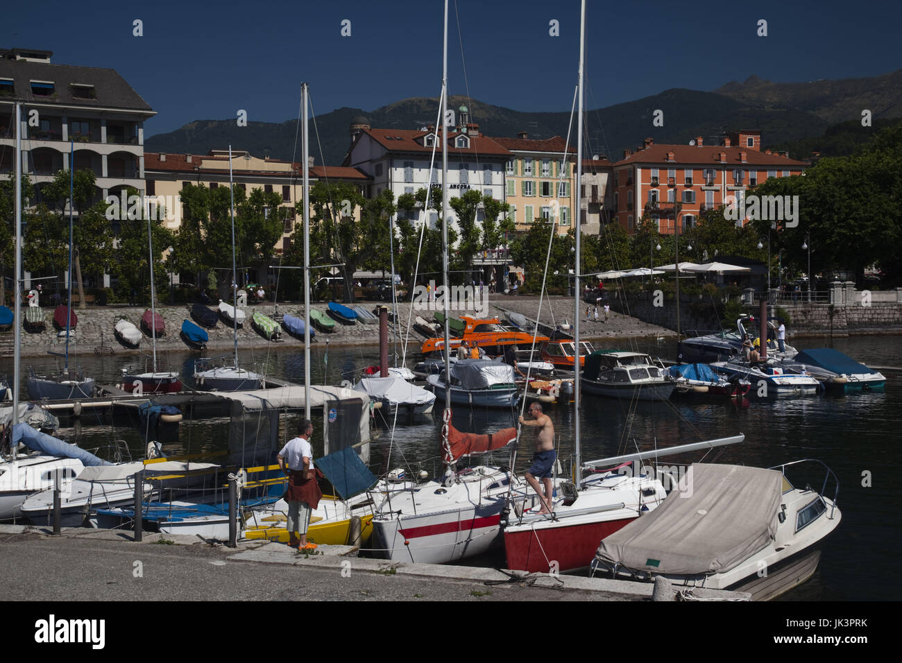 L'Italia, Piemonte, Lago Maggiore, Verbania-Intra, porto sul lago Foto Stock